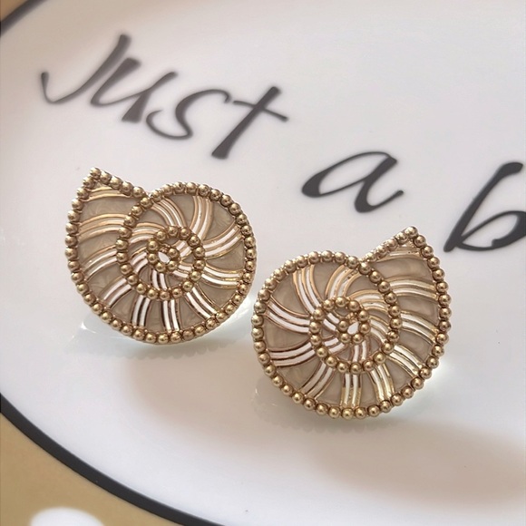 SEASHELL BAUBLEBAR 🐚 GOLD DETAILED EARRINGS - Picture 2 of 8